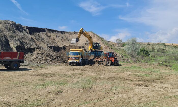 Dodurga’da Arazi Yolu Kumlama Çalışması