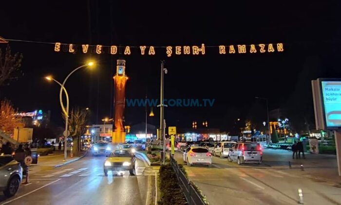 ‘Elveda Ya Şehri Ramazan’ Mahyası Asıldı