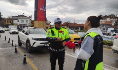 Görev Başındaki Polislere Çiçek