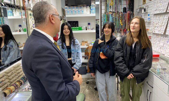 Hem Dinledi Hem Destek İstedi