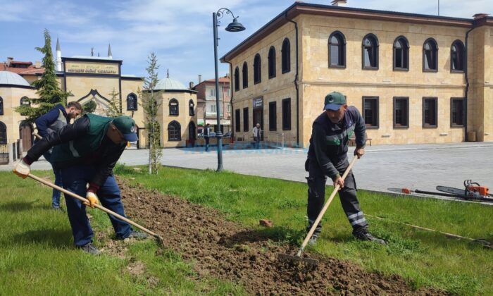 Mezarlıklar Bayrama Hazırlanıyor