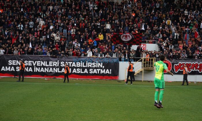 Sinan Kurumuş, Genç Kaleciyi Alkışlattı