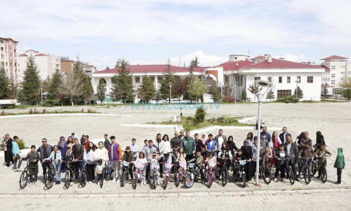 Vali Çiftçi’den Afetzede Çocuklara Bayram Hediyesi