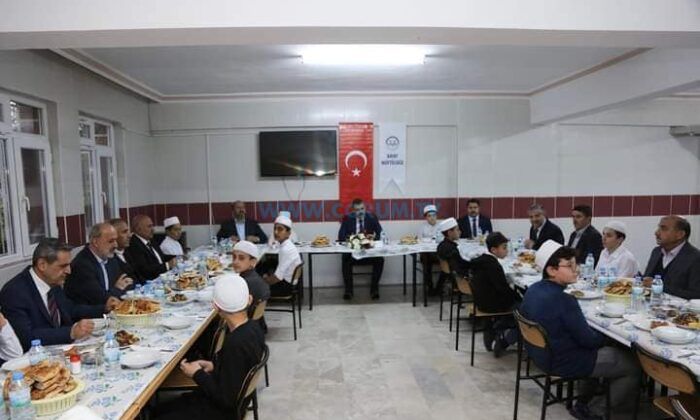 Vali, Hafızlar ile İftar Yaptı