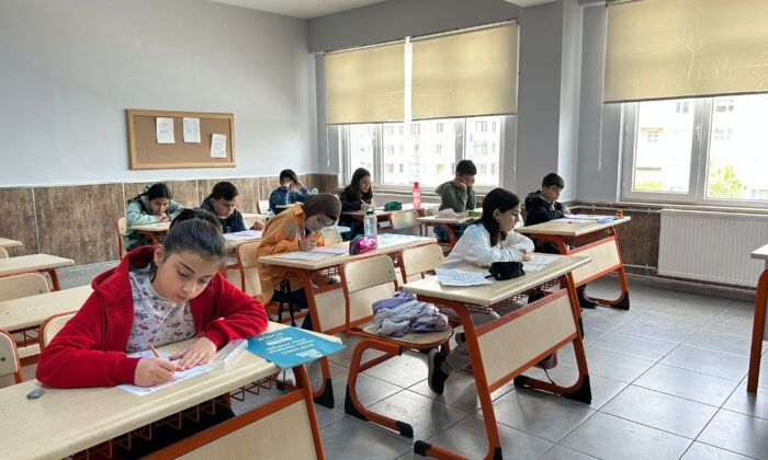 111 Bin Ortaokullu Genç Aynı Anda Sınava Girdi