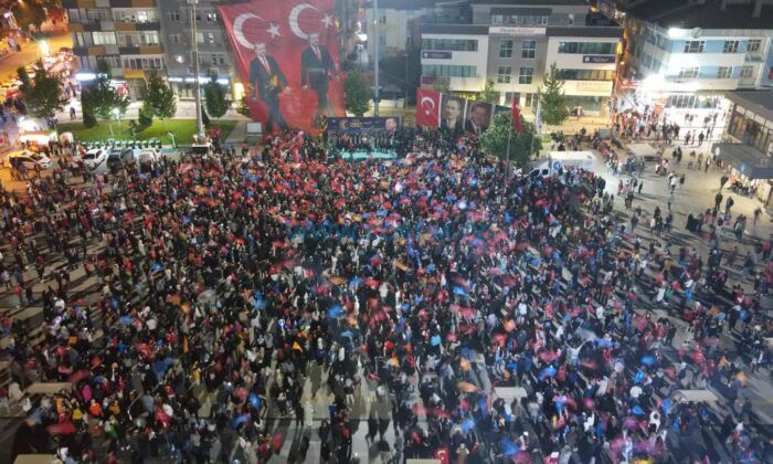 On Binler Sokağa Döküldü