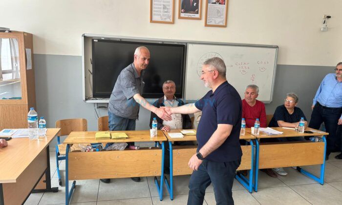 Aşgın, Ailesiyle Oy Kullandı