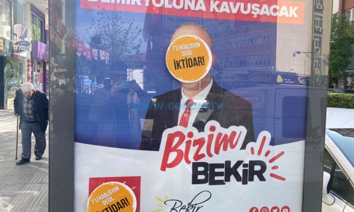 CHP’nin Afişlerine Saldırı