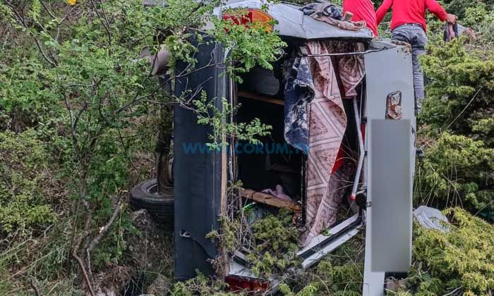 Devrilen Otomobildeki İki Kişi Yaralandı