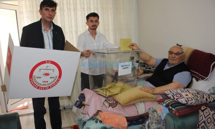 Engelli ve Hastalar Evlerinde Oy Kullandı