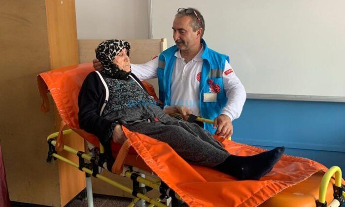 Evde Sağlık Hizmeti Ekipleri, Hastaları Sandıklara Götürdü