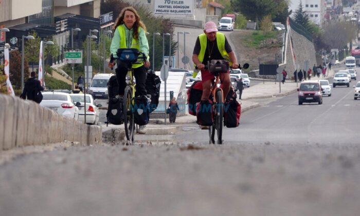 İsviçreli Çift, Torunlarına Kavuşmak İçin Pedal Çeviriyor