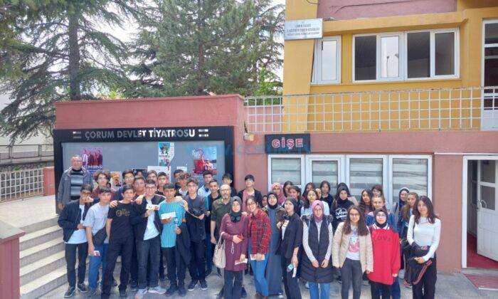 Lise Öğrencileri Tiyatroya Gitti