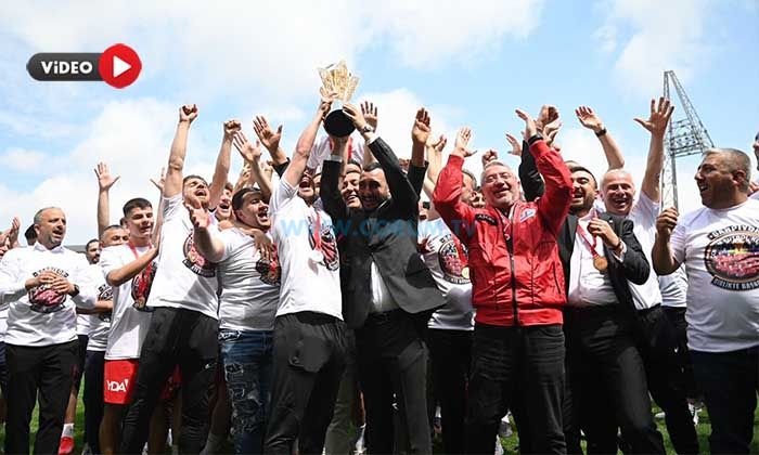 Şampiyon Kupasını Kaldırdı