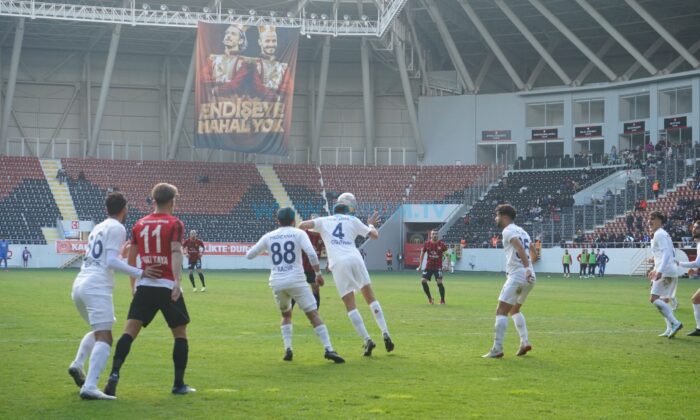 Menemen, Evinde Zor Puan Kaybediyor