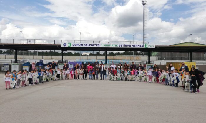 Öğrenciler, Atık Getirme Merkezi’nde