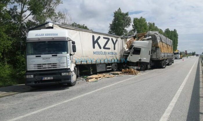 Park Halindeki TIR’a Başka TIR Çarptı