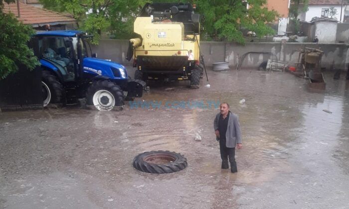 Sağanak Yağış Hayatı Felç Etti