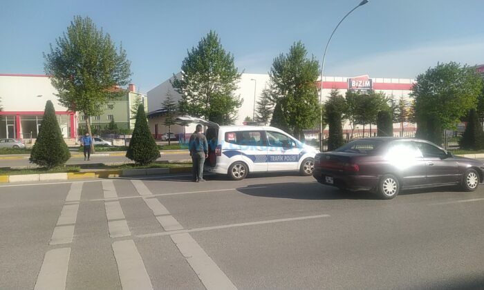 Yolun Karşısına Geçmeye Çalışan Kadına Araba Çarptı