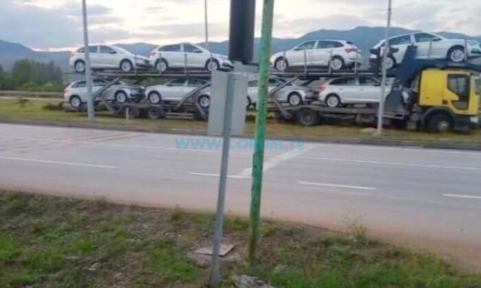 Araç Yüklü Tır, Orta Refüje Çıktı