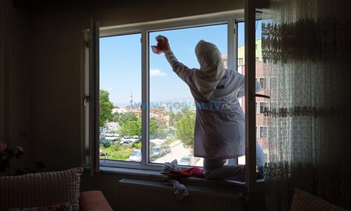 Ev Temizliği Hizmetiyle Yaşlıların Yüzü Gülüyor