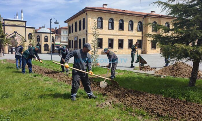 Mezarlıklar Bayrama Hazırlanıyor