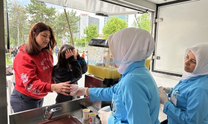 Öğrencilere Limonata Sürprizi