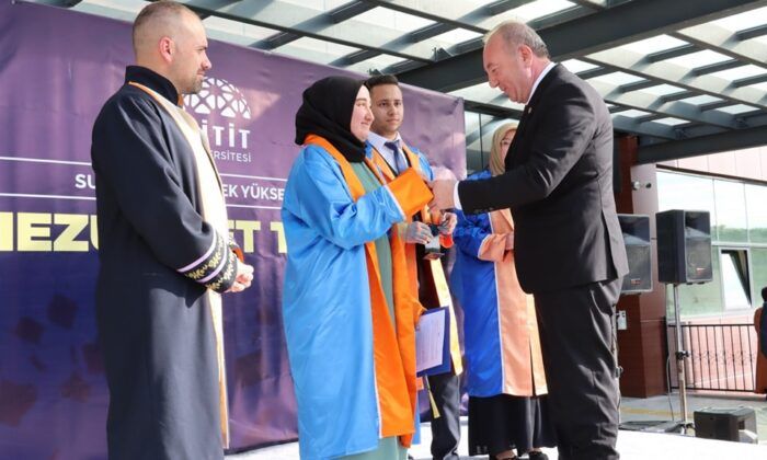 Şahiner’den Başarılı Öğrencilere Ödül