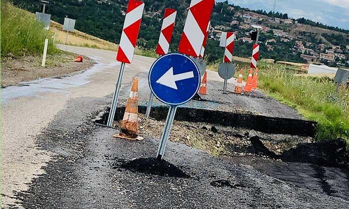 Çöken Yol Tadilat Bekliyor