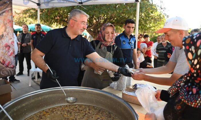 Belediye Aşure İkram Etti