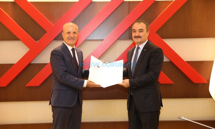 Rektör Öztürk, Mazbatasını Aldı