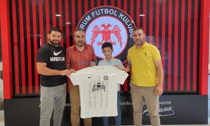 Şampiyon Güreşçiye İmzalı Forma Armağan Edildi