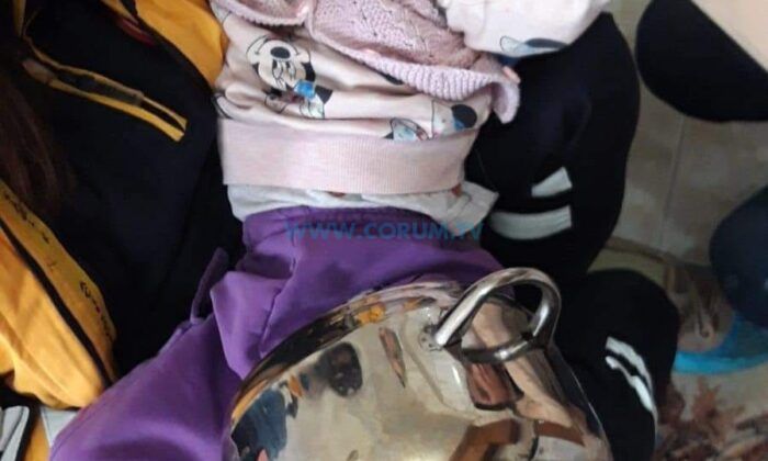 Çorum’da Bebek, Tencereye Sıkıştı, İtfaiye Güçlükle Kurtardı