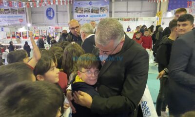 Çorum’daki Kitap Fuarında Onu Gören Yanına Gitti