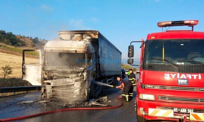 Seyir Halindeki Tır Alev Aldı