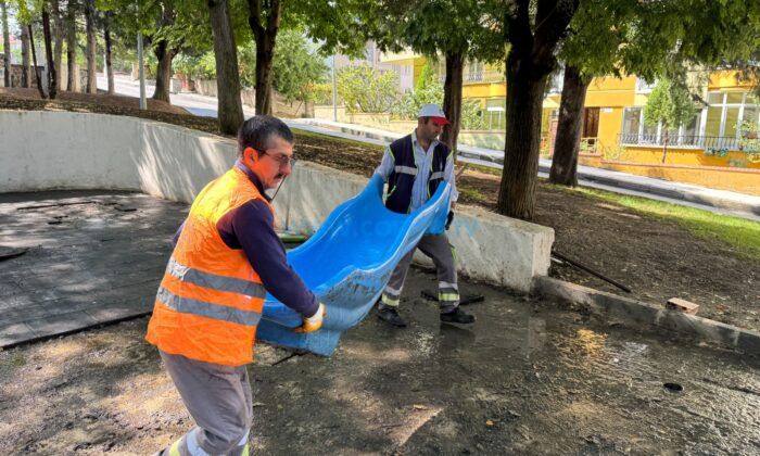 Ekipmanları Eskiyen Parklar Yenileniyor