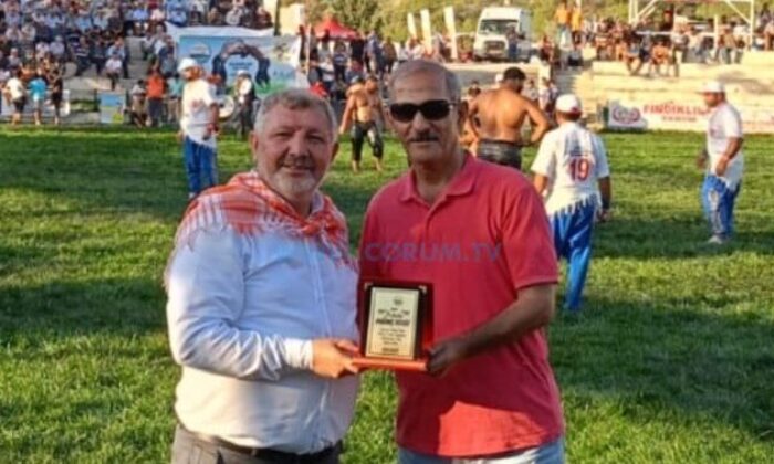 İrfan Ermiş’e Teşekkür Plaketi