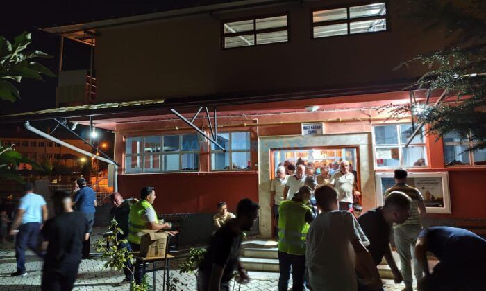 Kandilde Camiler Doldu, Taştı