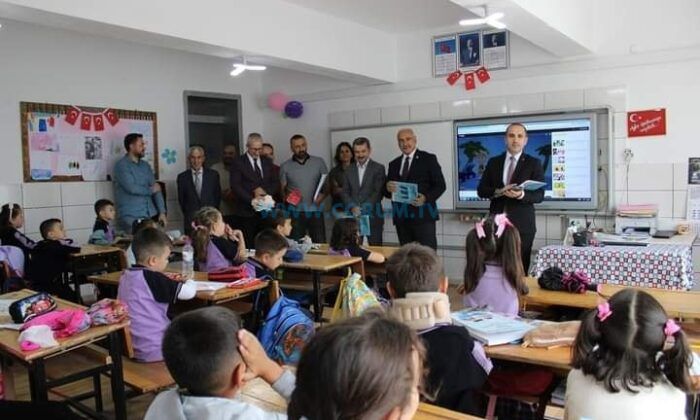 Minikler Boyayarak Öğreniyor
