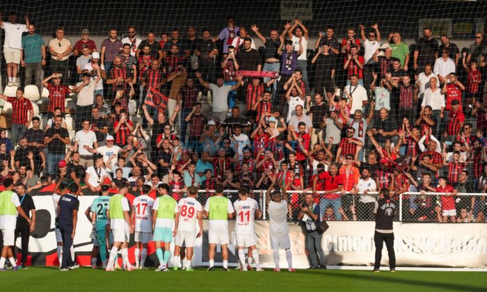 Taraftarlar Tribünü Doldurdu