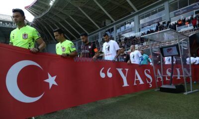 ‘Yaşasın Cumhuriyet’ Pankartı ile Çıktılar