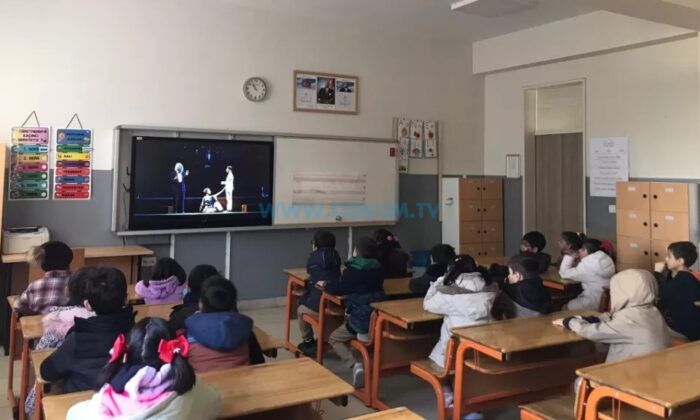 İlk Derste ‘Dersimiz Cumhuriyet’ Filmini İzlediler