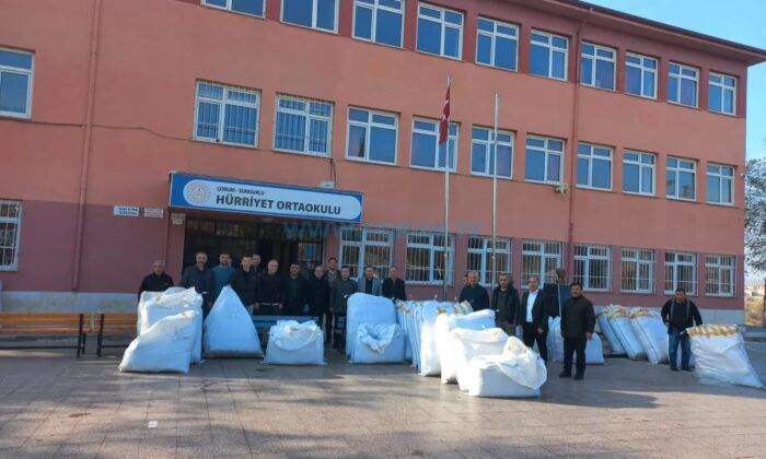 Binlerce Öğrenciye Mont Armağan Etti