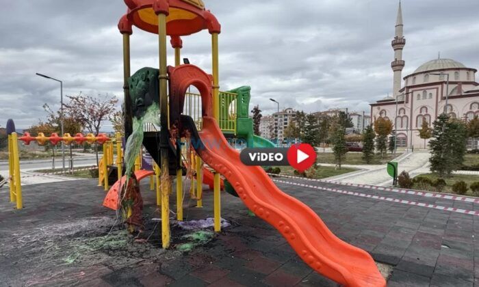 Çocuklar Oyun Grubunu Yaktı, O Anlar Kamerada