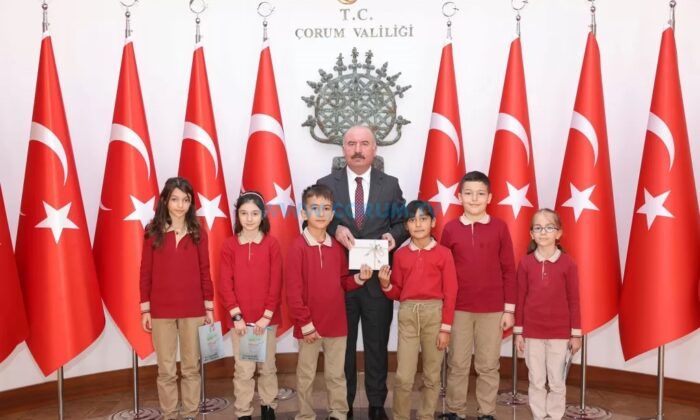 Minikler, Yazdıkları Kitapları Vali Çalgan’a Hediye Etti