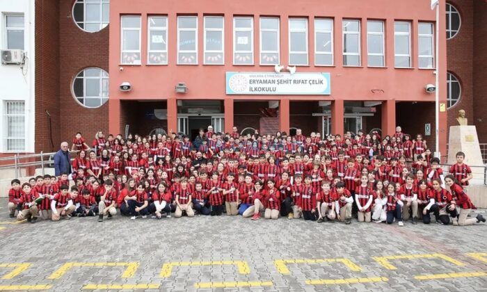 Okul Kırmızı-Siyaha Büründü