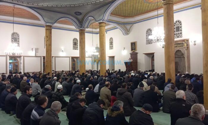 Kandilde Eller Semaya Açıldı