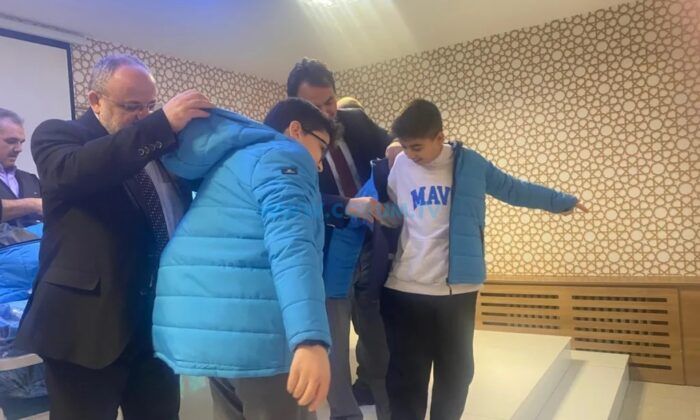 Çorumlu Hayırsever, Hafızlık Öğrencilerine Mont Desteği Verdi