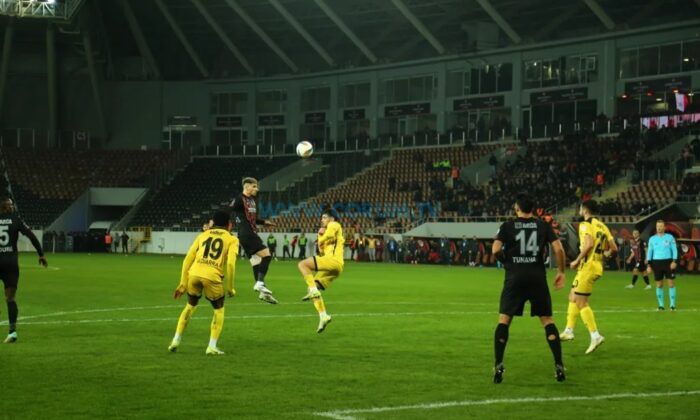 İki Farklı İlk İç Saha Galibiyeti