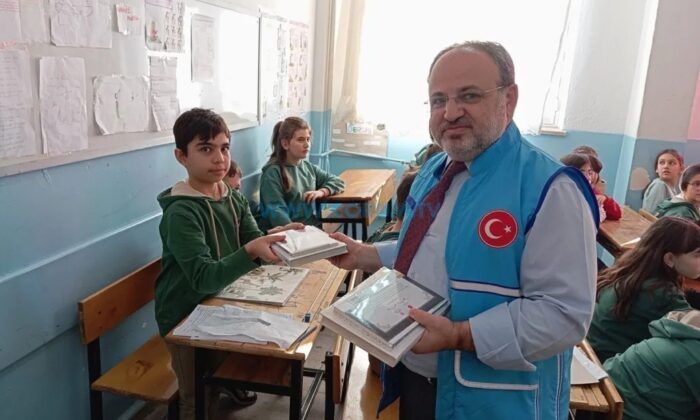 Ortaokul Öğrencilerine Kur’an-ı Kerim Hediyesi